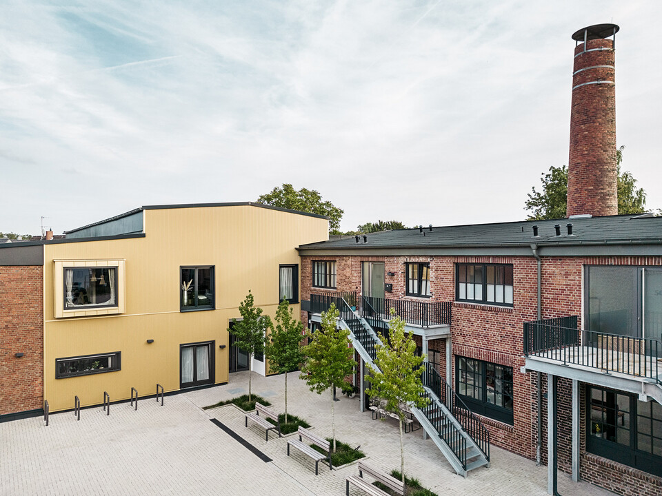 Normální pohled na někdejší průmyslový areál v Langenfeldu, který byly přeměněn na 23 nájemních bytů a komerční jednotku díky Rotterdam Dakowski Architects.