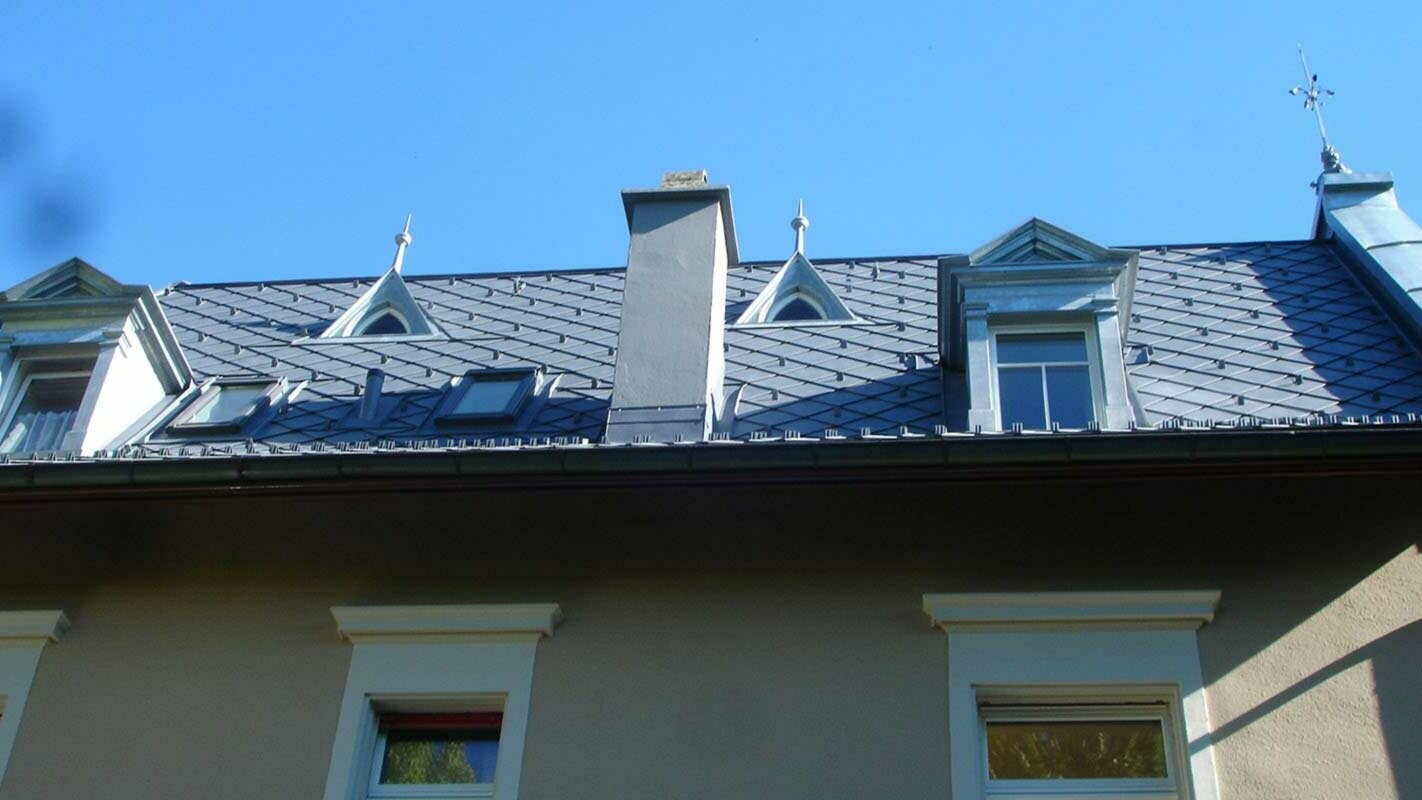 Střecha s vikýři složitých tvarů - sanace za použití PREFA střešních šablon