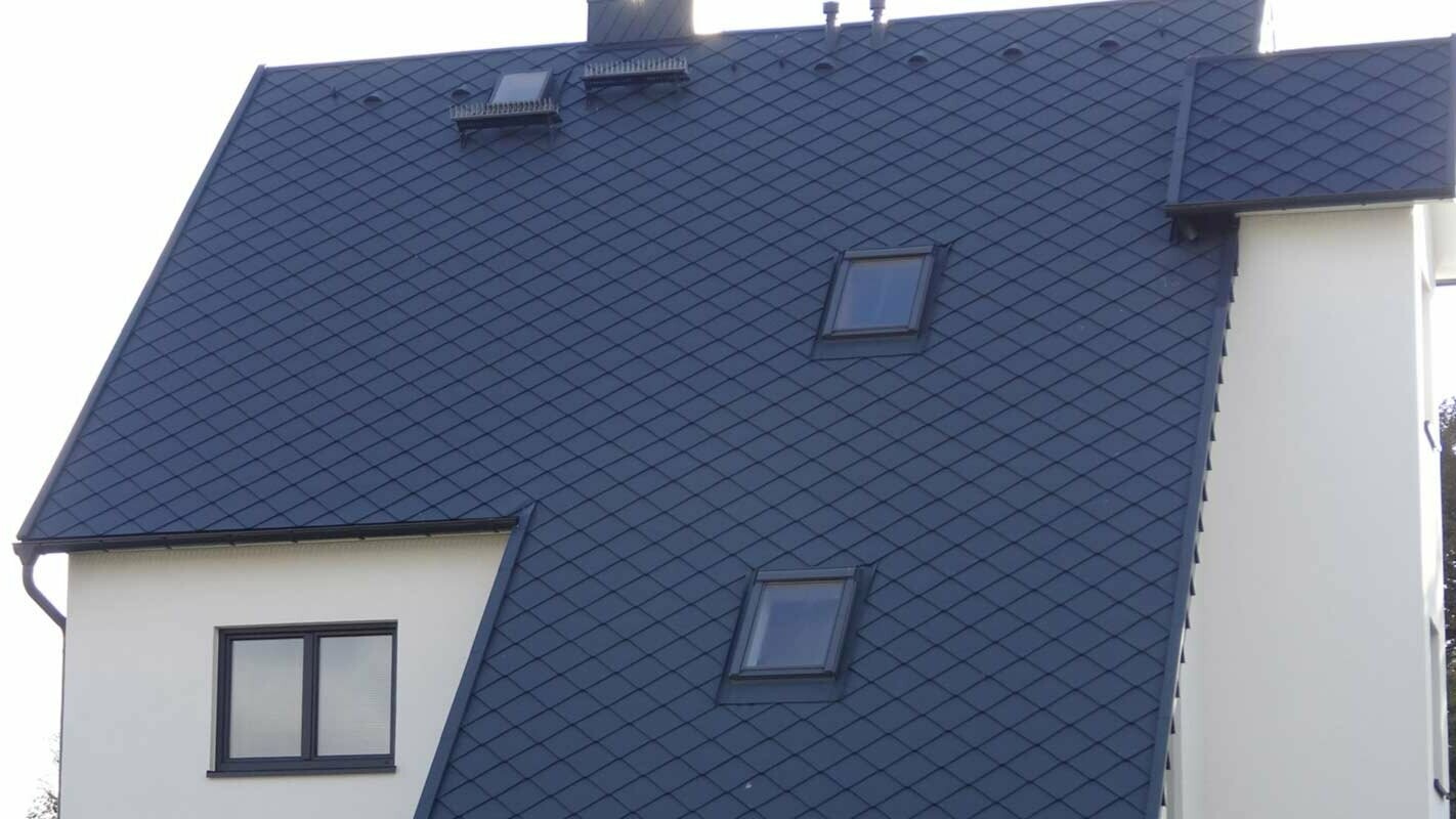 Sanace dlouhé střešní plochy rodinného domu za použití PREFA střešních šablon