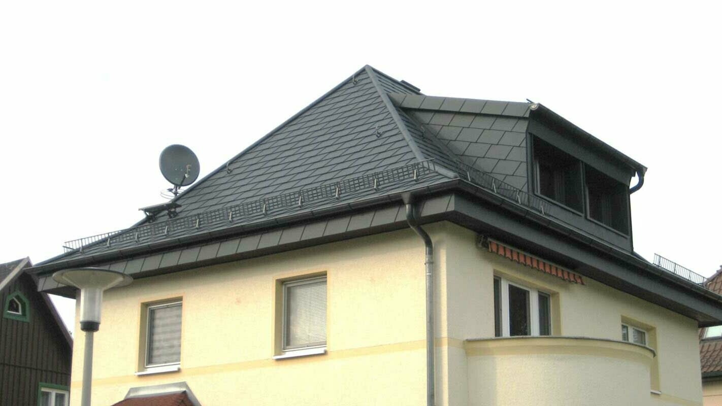Sanace valbové střechy s vikýřem za použití PREFA falcovaných střešních šindelů, žlutá fasáda