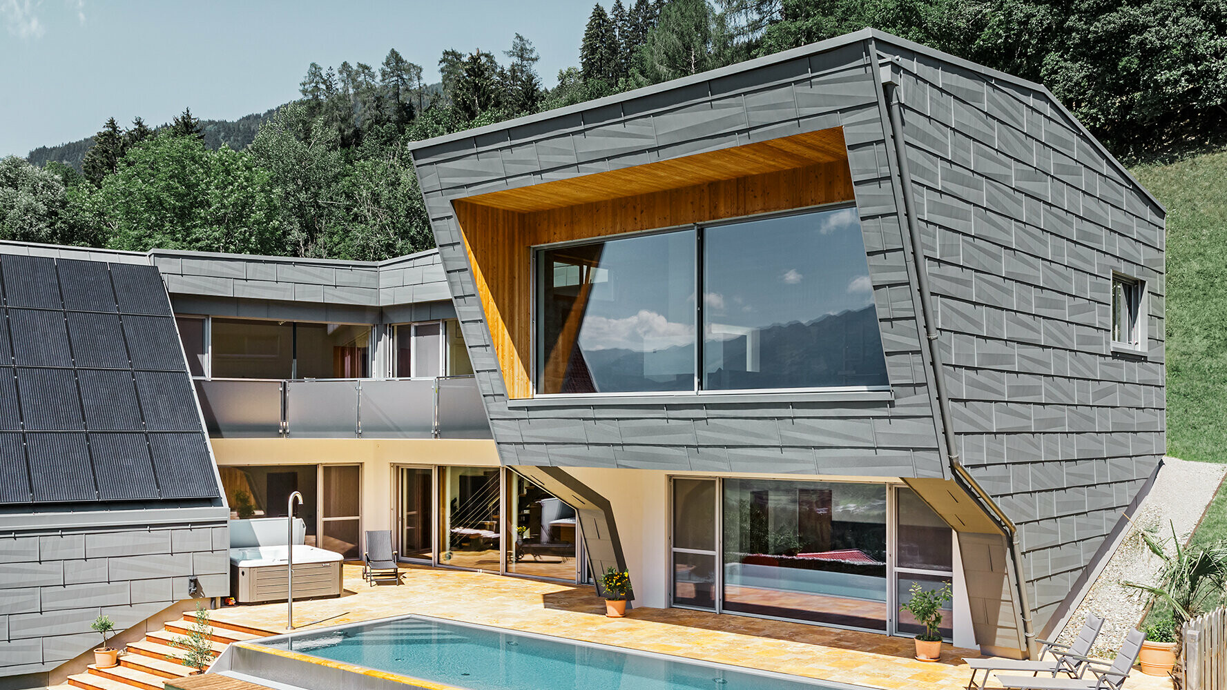 Moderní rodinný dům s PREFA  střešními a fasádními panely FX.12 světle šedé barvy kvality P.10
