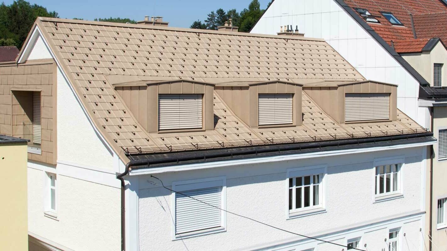 Sanace střechy za použití PREFA střešních panelů FX.12 v barvě pískově hnědé a tři vikýře