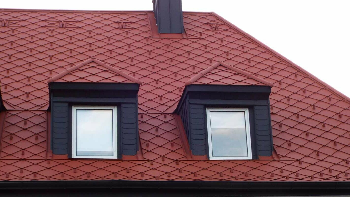 Sanace střechy s valbovými vikýři za použití PREFA střešních šablon s optikou pálené tašky  