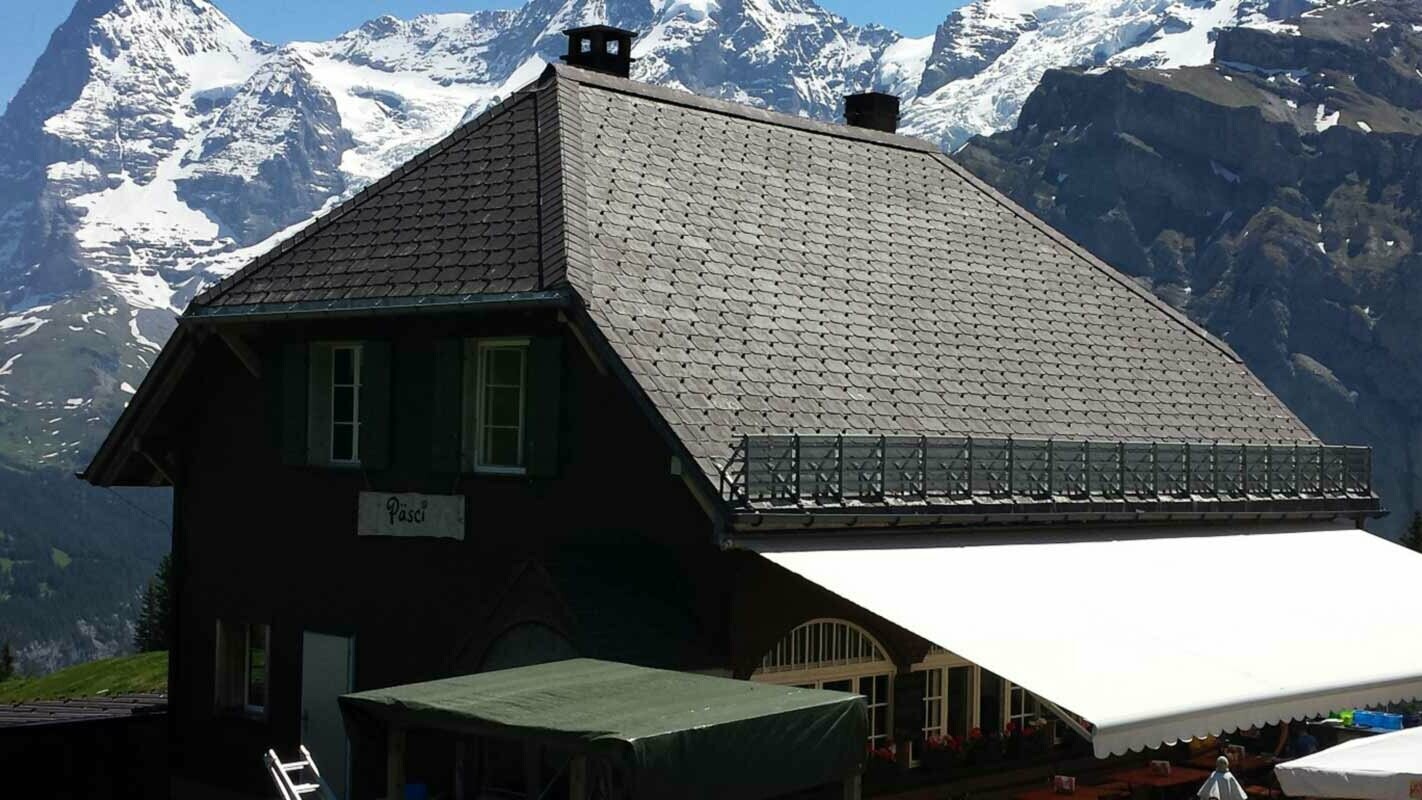 Stav před sanací polovalbové střechy horské chaty za použití PREFA falcovaných střešních šindelů se sněhovými zarážkami