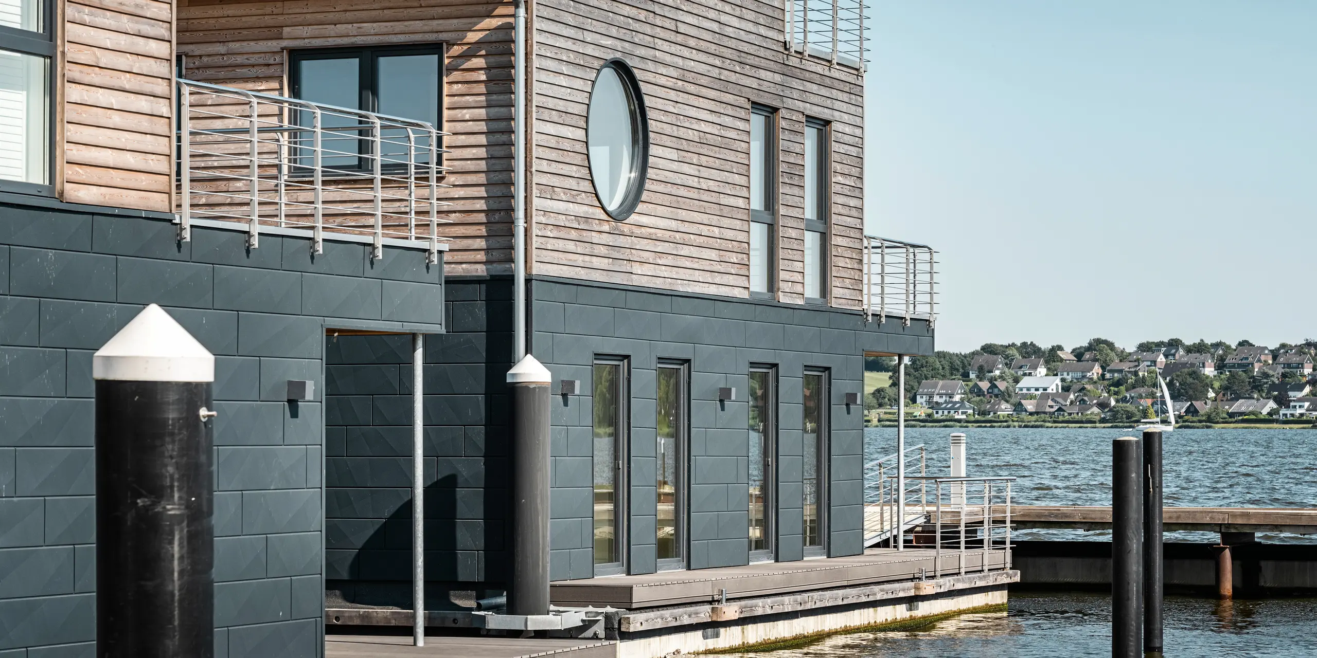Siding.X na fasádě s charakterickými lomy, které rozehrávají hru světel