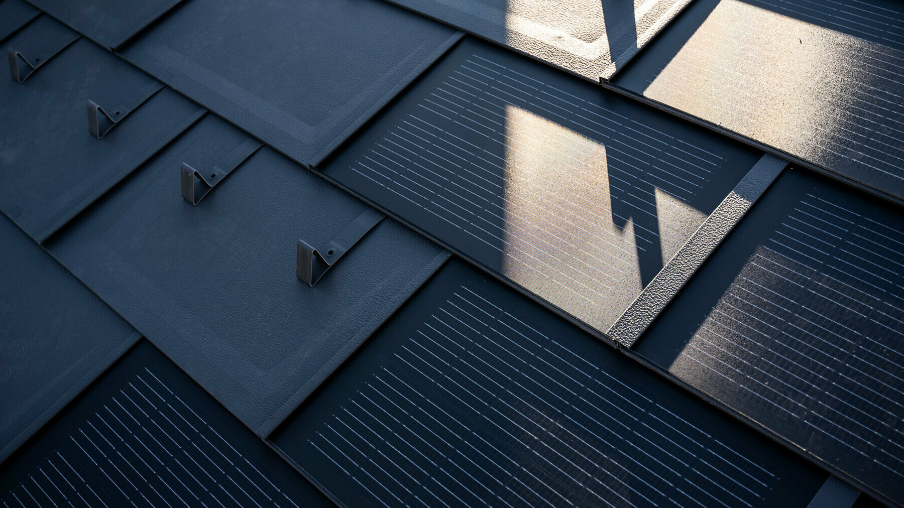 Detailní pohled na namontovaný integrovaný solární panel SDP od PREFA
