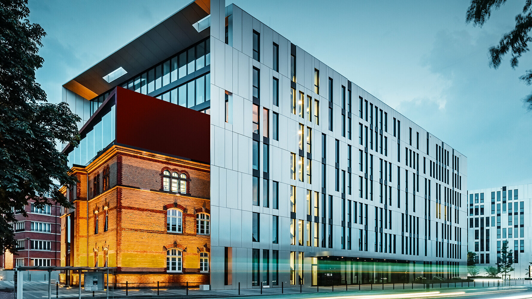 Na obložení nově postavené kancelářské budovy v centru Düsseldorfu byly použity PREFA hliníkové kompozitní desky.