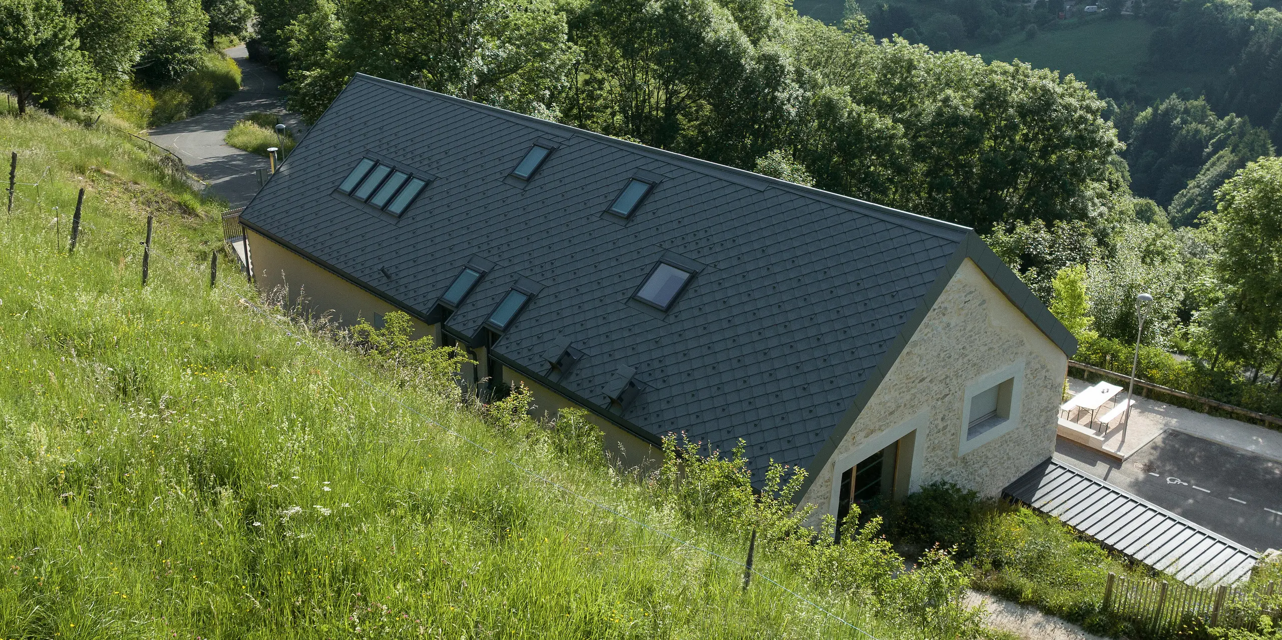 Pohled na chalupu u francouzského Grenoble, která má novou střechu s falcovaných šablon 29 x 29 v barvě P.10 světle šedé od PREFA