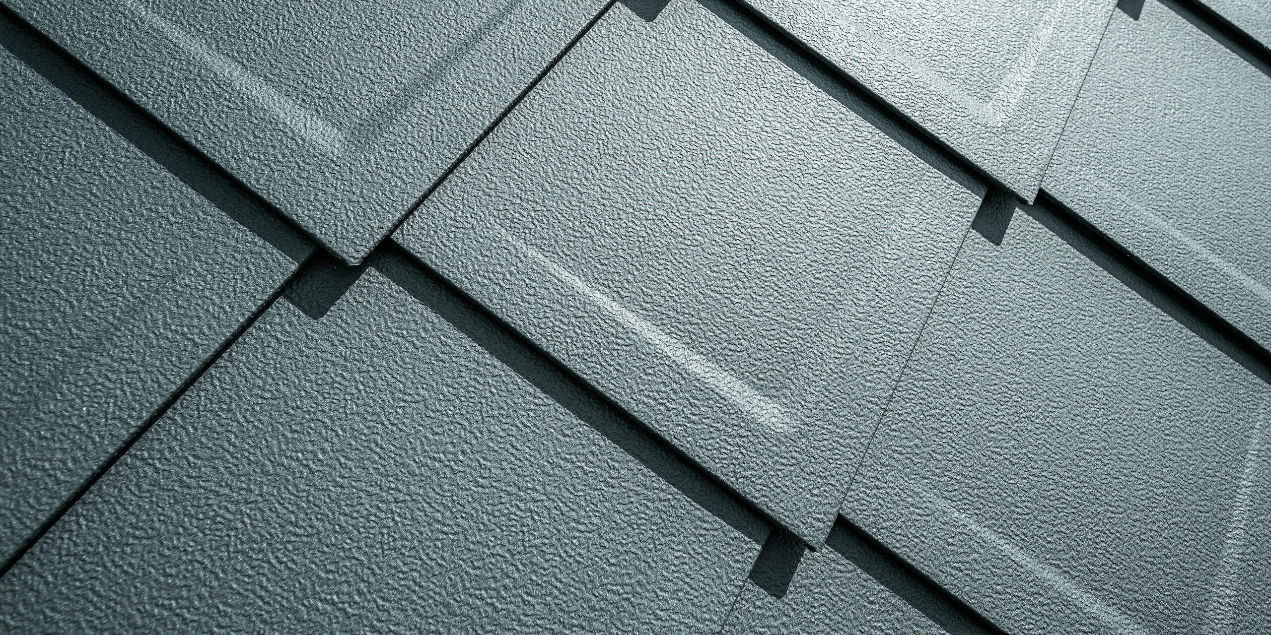 Falcovaná šablona 29 x 29 v barvě P.10 antracitové v provedení stucco zblízka