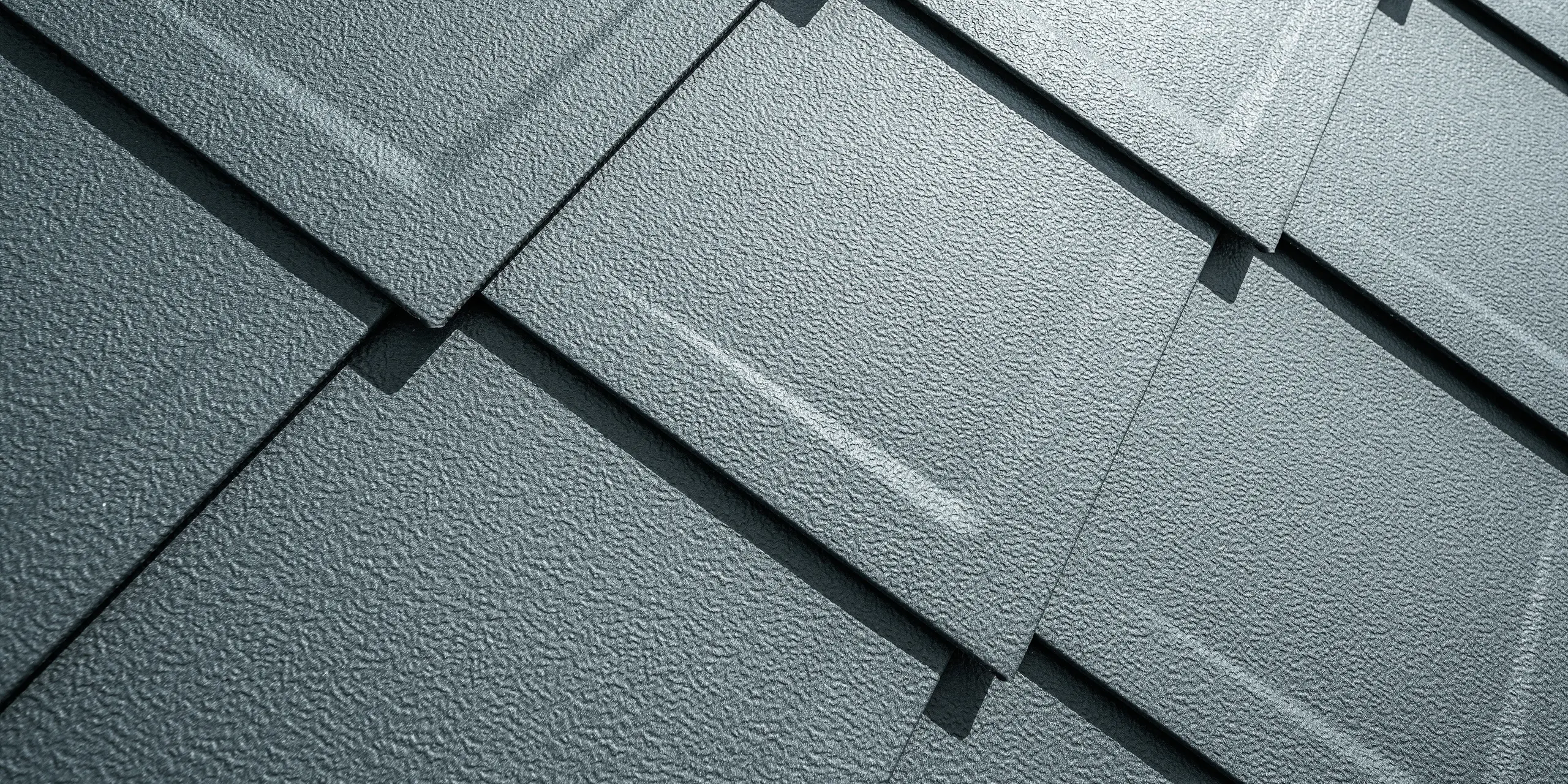 Falcovaná šablona 29 x 29 v barvě P.10 antracitové v provedení stucco zblízka