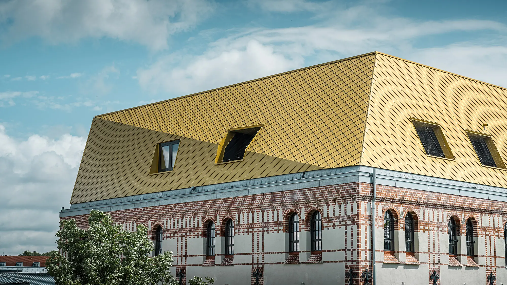Střecha pokrytá hliníkovými falcovanými šablonami 29 x 29 se zalomeným přehybem na střeše. Dům má památkově chráněnou část fasády.