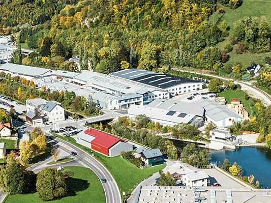 Letecký snímek rakouského výrobního závodu PREFA v rakouském Marktlu u Lilienfeldu