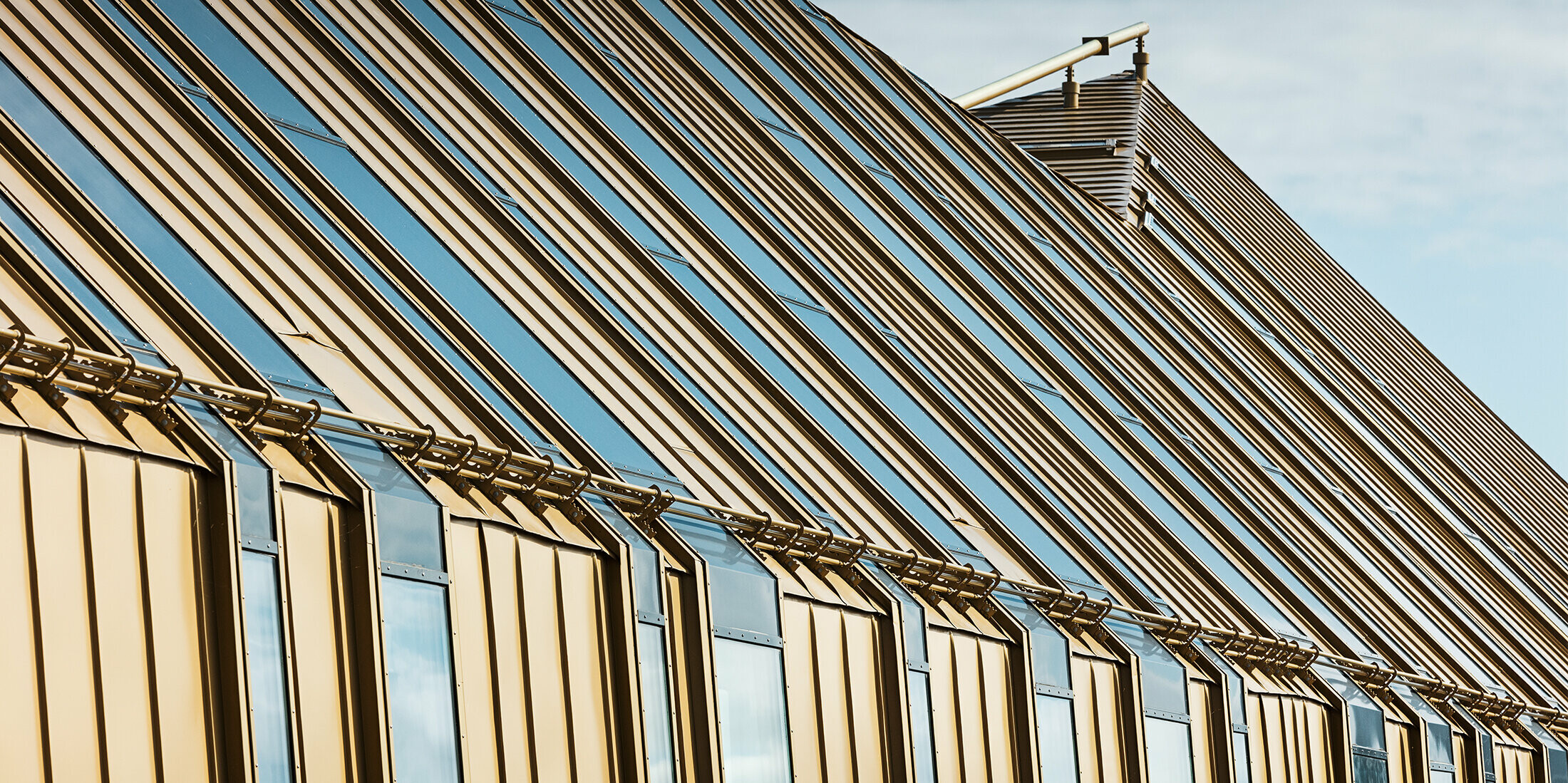 Střecha s protisněhovými profilovanými trubkami PREFA