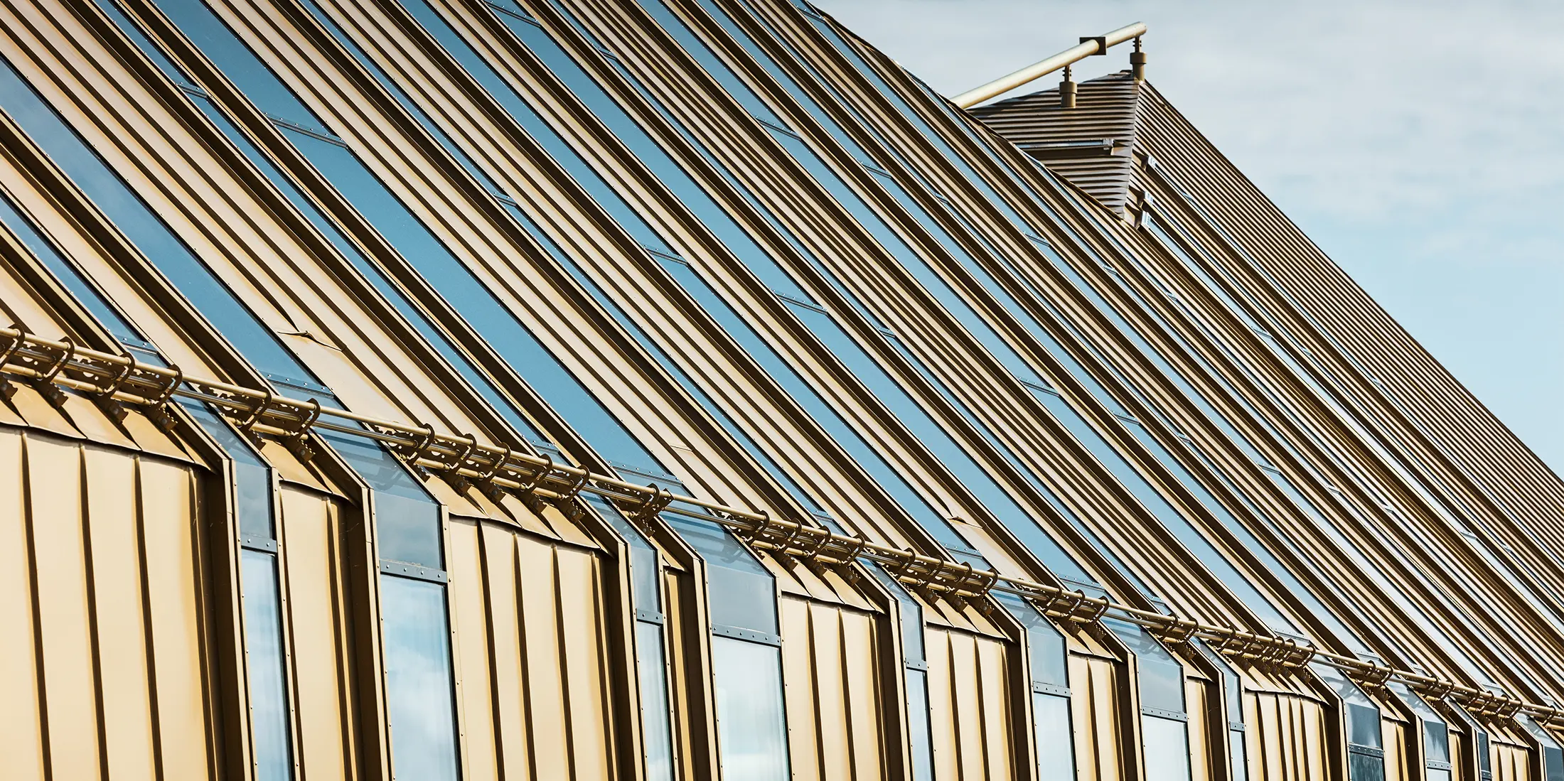 Střecha s protisněhovými profilovanými trubkami PREFA