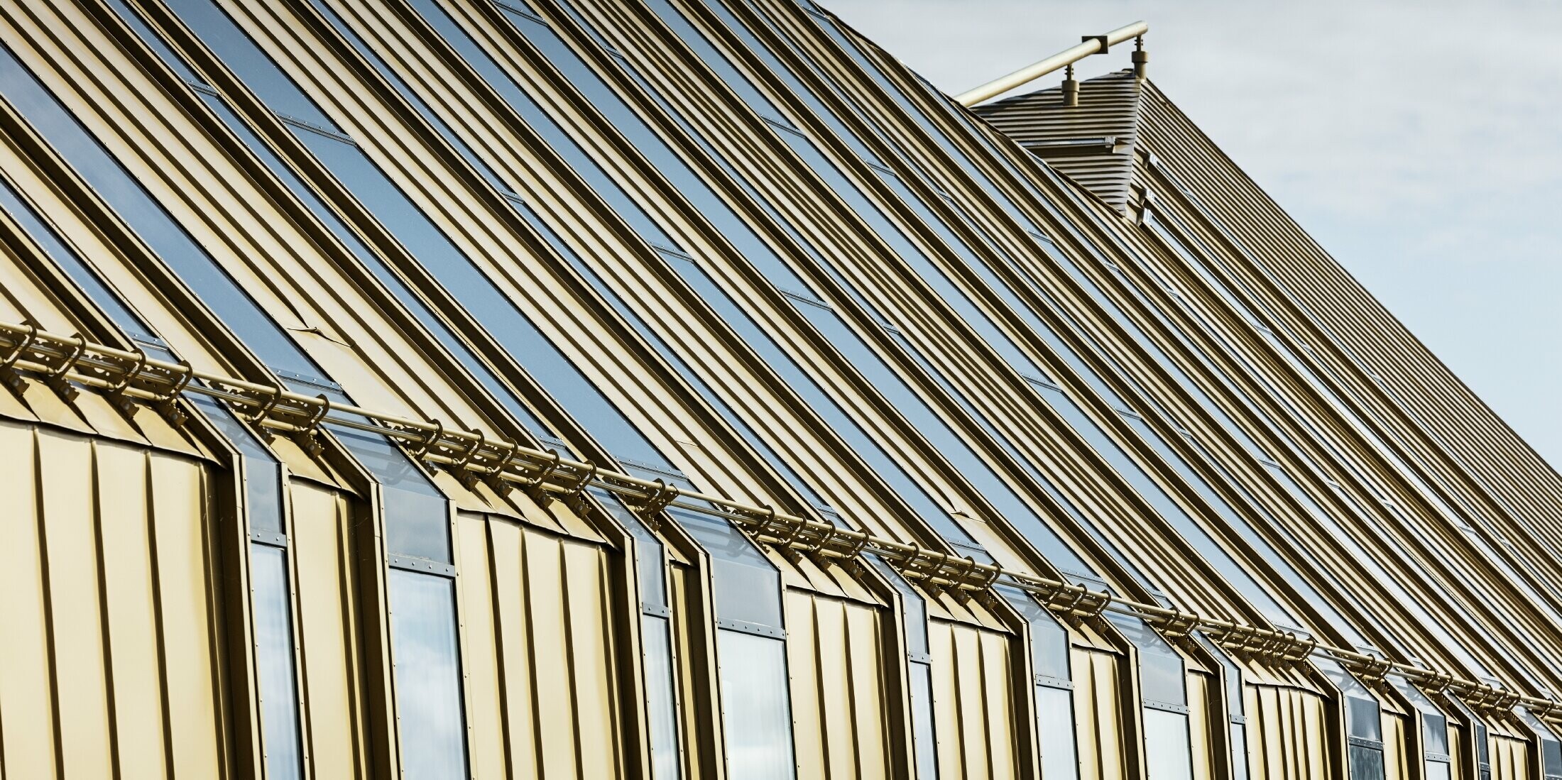 Střecha s protisněhovými profilovanými trubkami PREFA