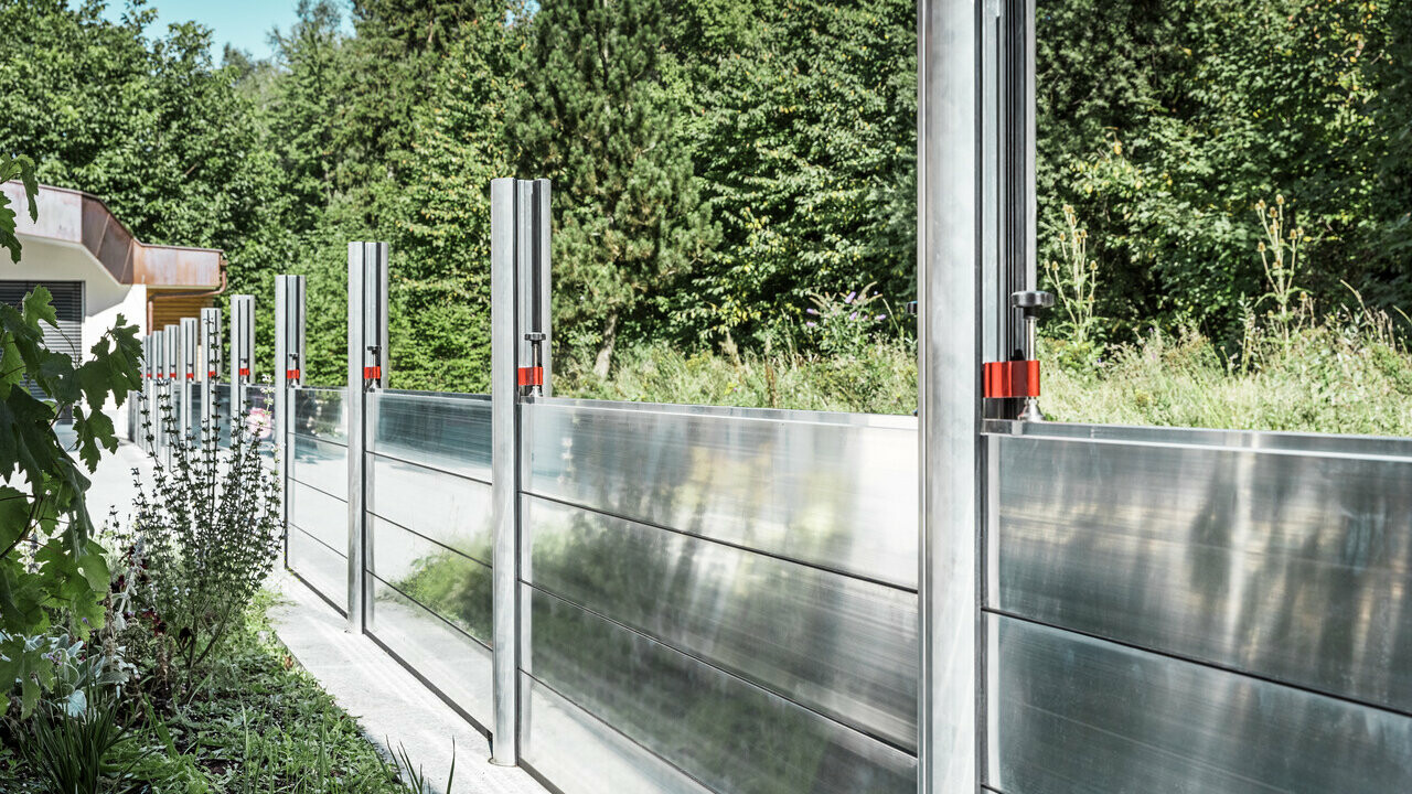 Detail mobilní protipovodňové stěny od společnosti PREFA, která chrání nemovitost před povodněmi.