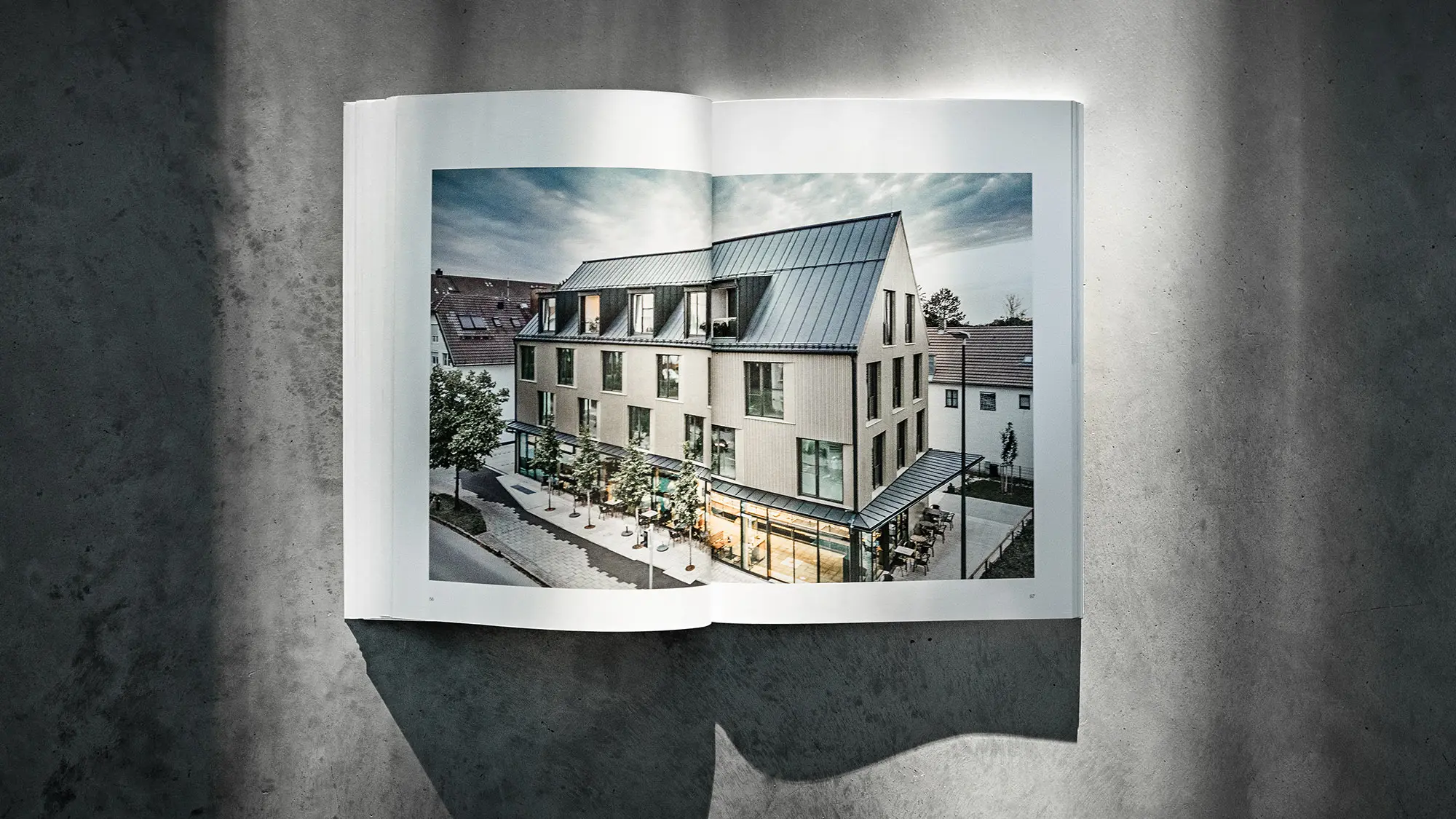 Otevřená PREFARENZEN kniha 2024 s článkem o projektu Walters Restaurant od dreiplus architects na šedém pozadí.