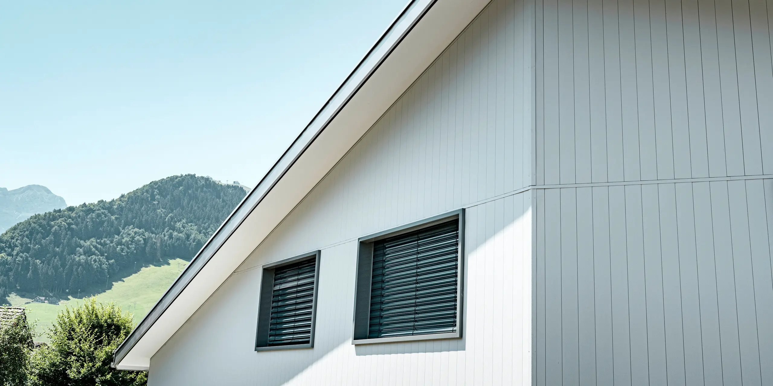Detail nároží domu opláštěného fasádními lamelami Siding 