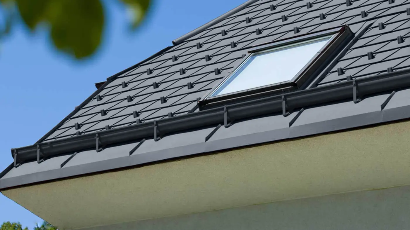 Detailní záběr domu s nástřešním žlabem PREFA v antracitové