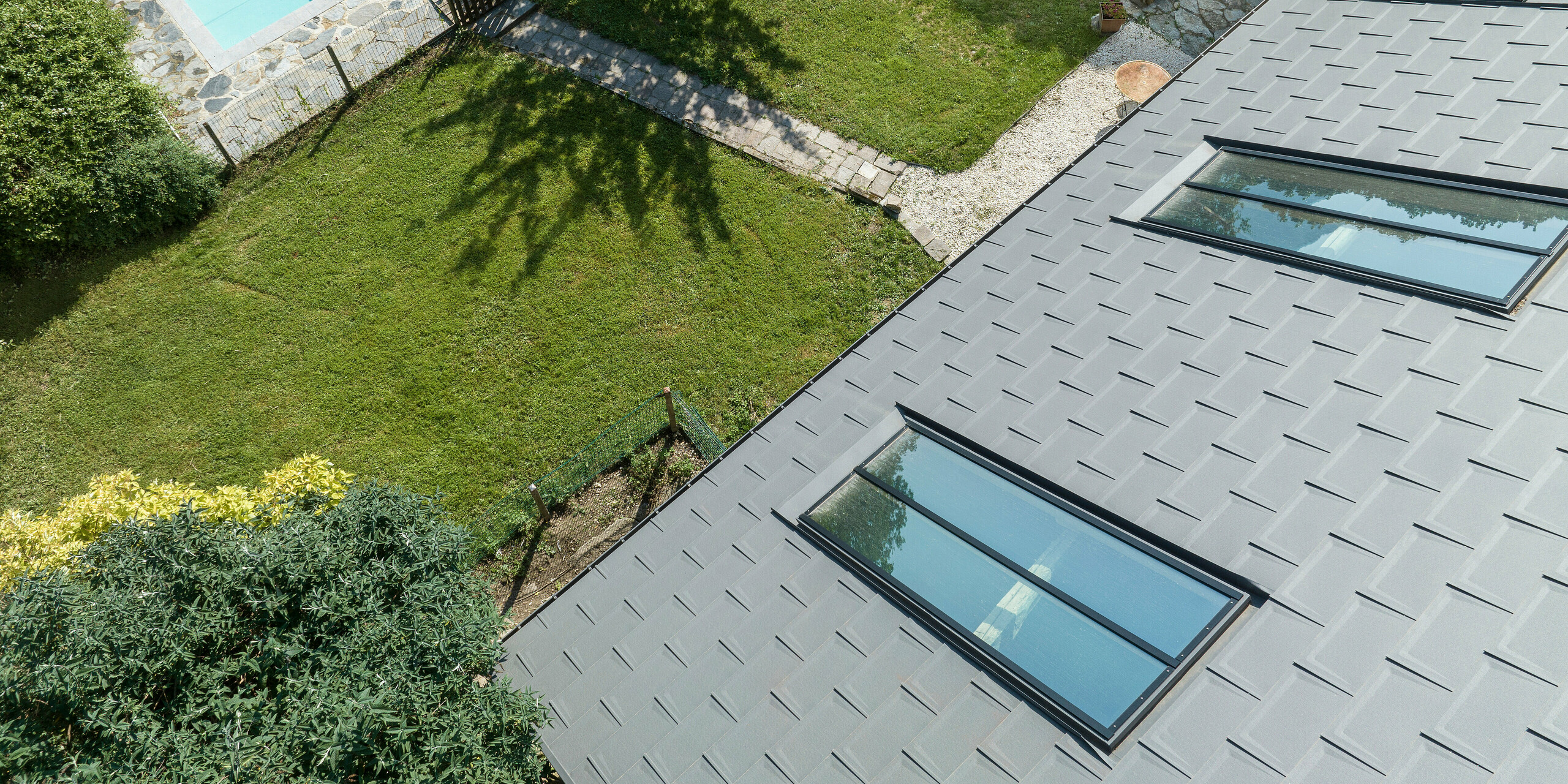 Pohled z dronu na střechu se sklonem směrem do zahrady