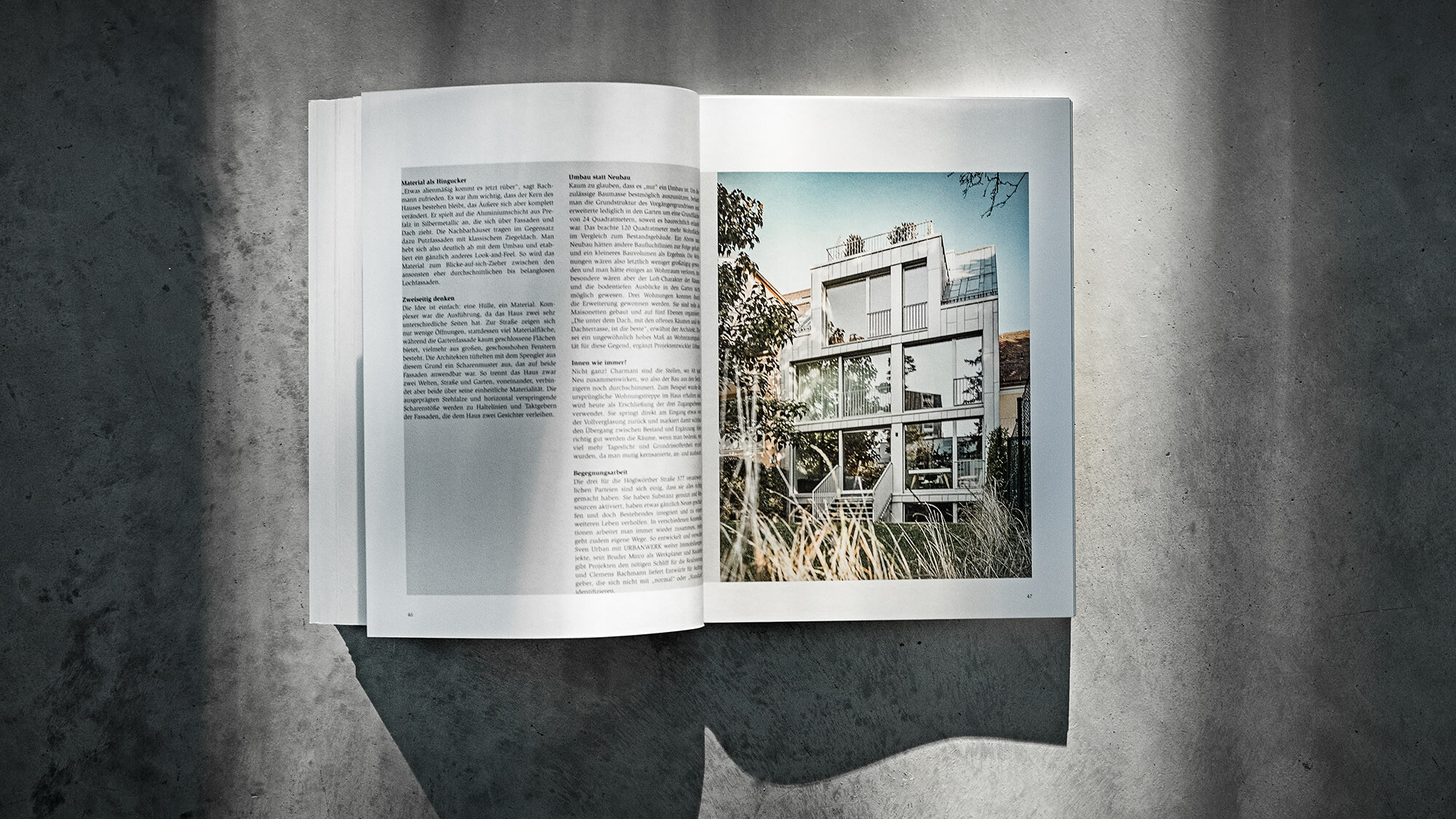 Otevřená PREFARENZEN kniha 2024 s článkem o projektu Walters Restaurant od dreiplus architects na šedém pozadí.