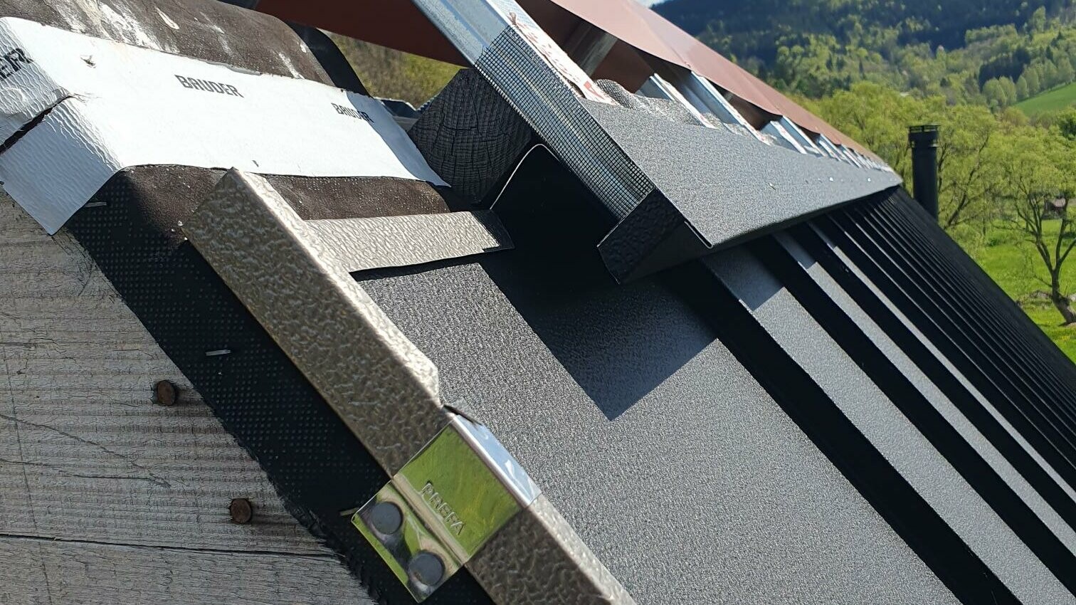 Klempířský detail - hřeben střechy