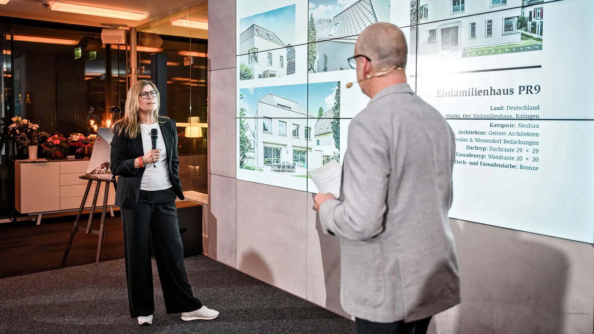 Architektka Leona Geitner z německé kanceláře Geitner Architekten a mezinárodní marketingový manažer Jürgen Jungmair v rozhovoru před prezentačním prostorem.