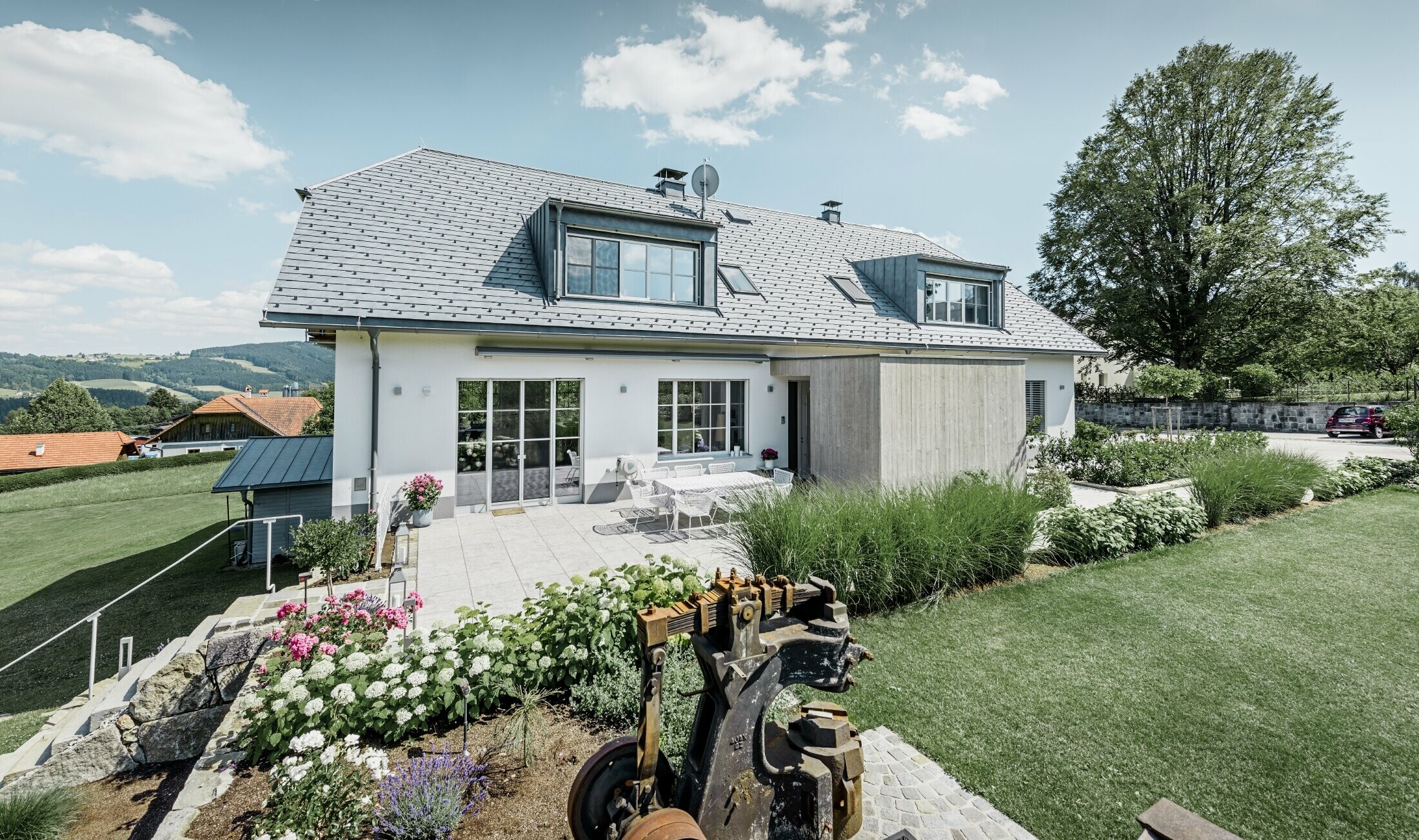 Klasický rodinný domek s polovalbovou střechou; dům s rekonstruovanou střechou s PREFA falcovaným šindelem v břidlicové barvě, s esteticky upravenou zahradou a velkou terasou.