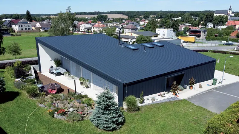 PREFALZ na střeše i fasádě objektu v elegantní P.10 antracitové barvě