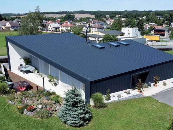 PREFALZ na střeše i fasádě objektu v elegantní P.10 antracitové barvě