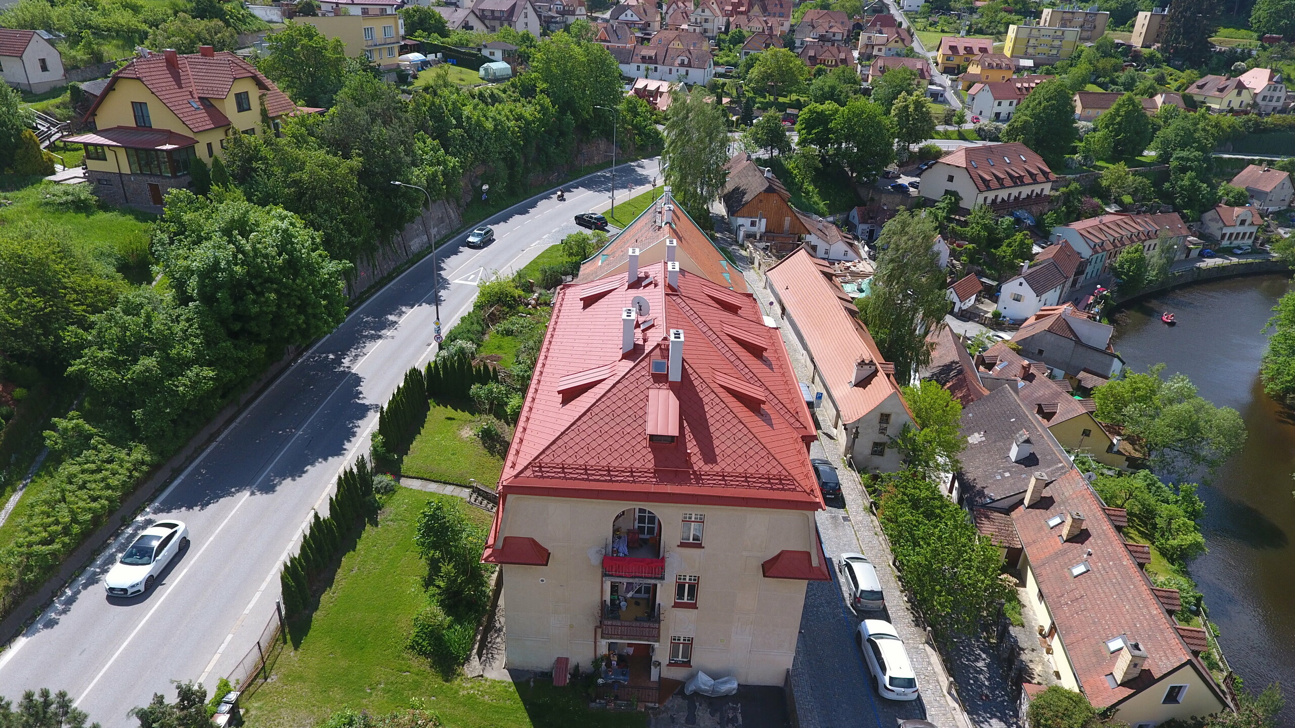 Pohled z výšky na historický dům se zrekonstruovanou střechou