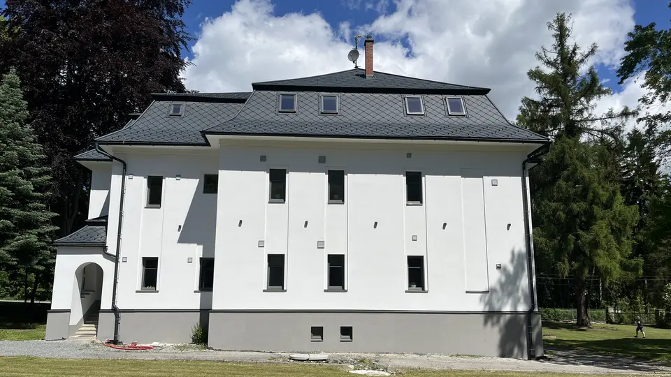 Zámeček Karlov po rekonstrukci střechy s PREFA falcovanými šablonami