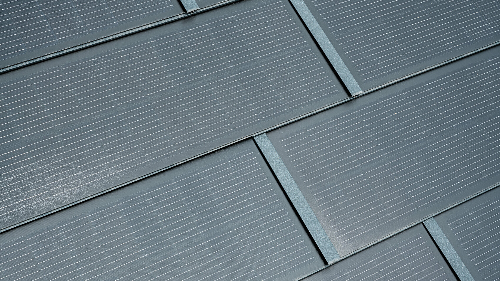 Detailní záběr instalovaného malého integrovaného solárního panelu SDP. Malý integrovaný solární panel v barvě P.10 antracitové byl zkombinován se střešním panelem R.16. v identické barvě.