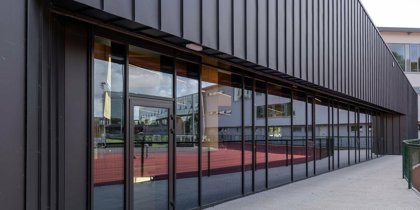 Trojcípá přístavba Mardyke Areny na University College Cork v Irsku je pokrytá drážkovou krytinou PREFALZ v barvě P.10 černá