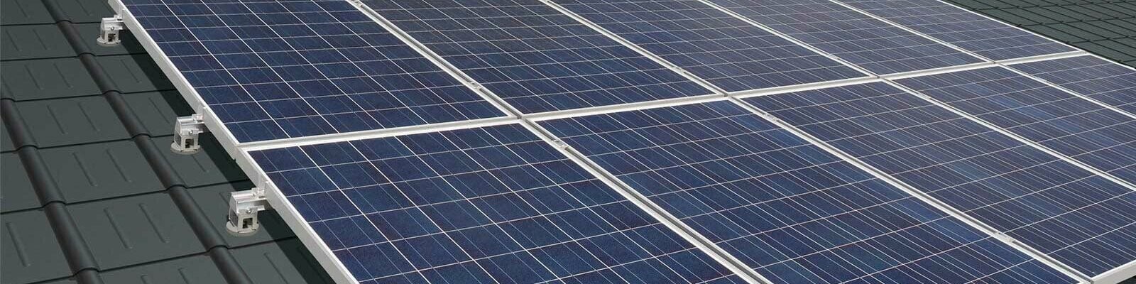 Photovoltaikmodule mit den Solarhaltern auf der PREFA Dachplatte montiert