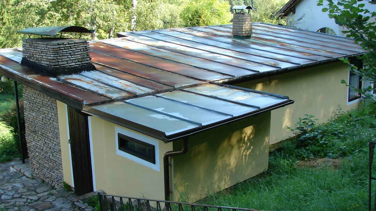 zrezivělá střecha zahradního domku před sanací za použití krytiny PREFA Prefalz
