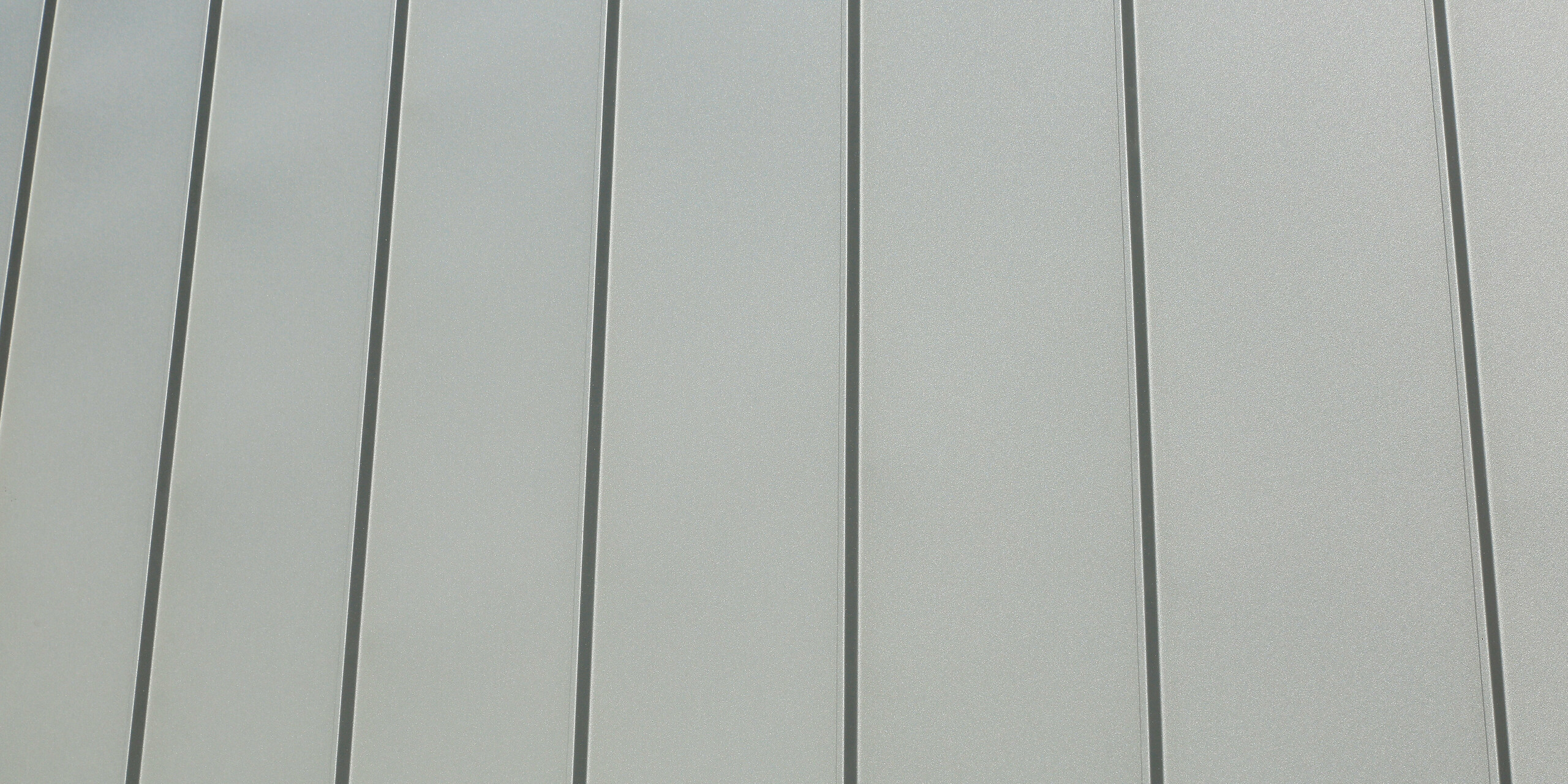 Detailní pohled na plechové šáry PREFALZ v barvě P.10 světle šedé v hladké povrchové úpravě