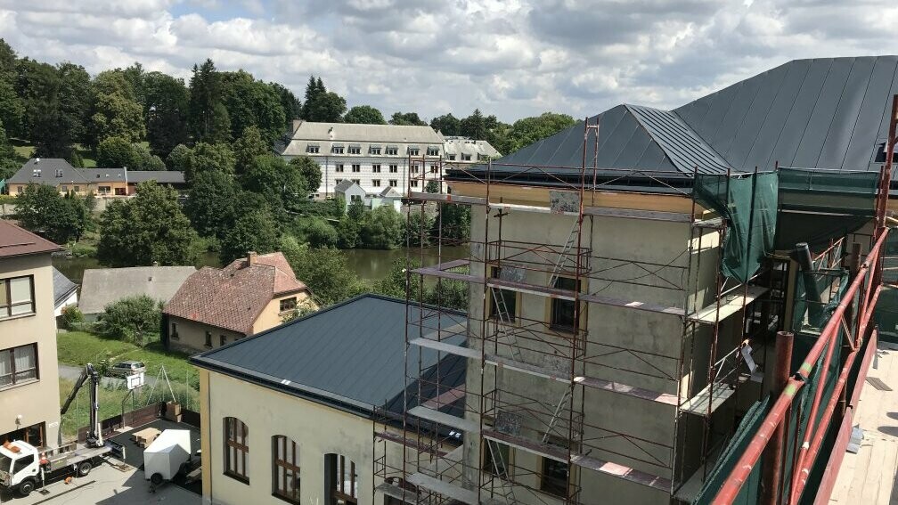rekonstrukce ZŠ Bystré u Poličky - pohled na levou část budovy