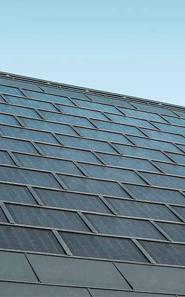 Instalovaná plocha solárního střešního panelu PREFA kombinovaná se střešním panelem R.16 v barvě P.10 antracitové.