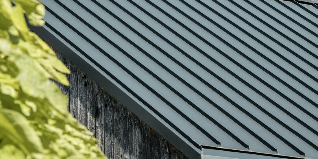 Sedlová střecha s dvojitou stojatou drážkou 