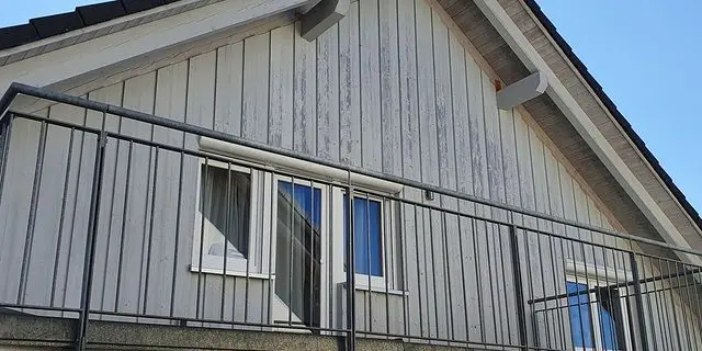 Původní dřevěné obložení fasády s nutností údržby (broušení, natírání), které ve časem omrzí