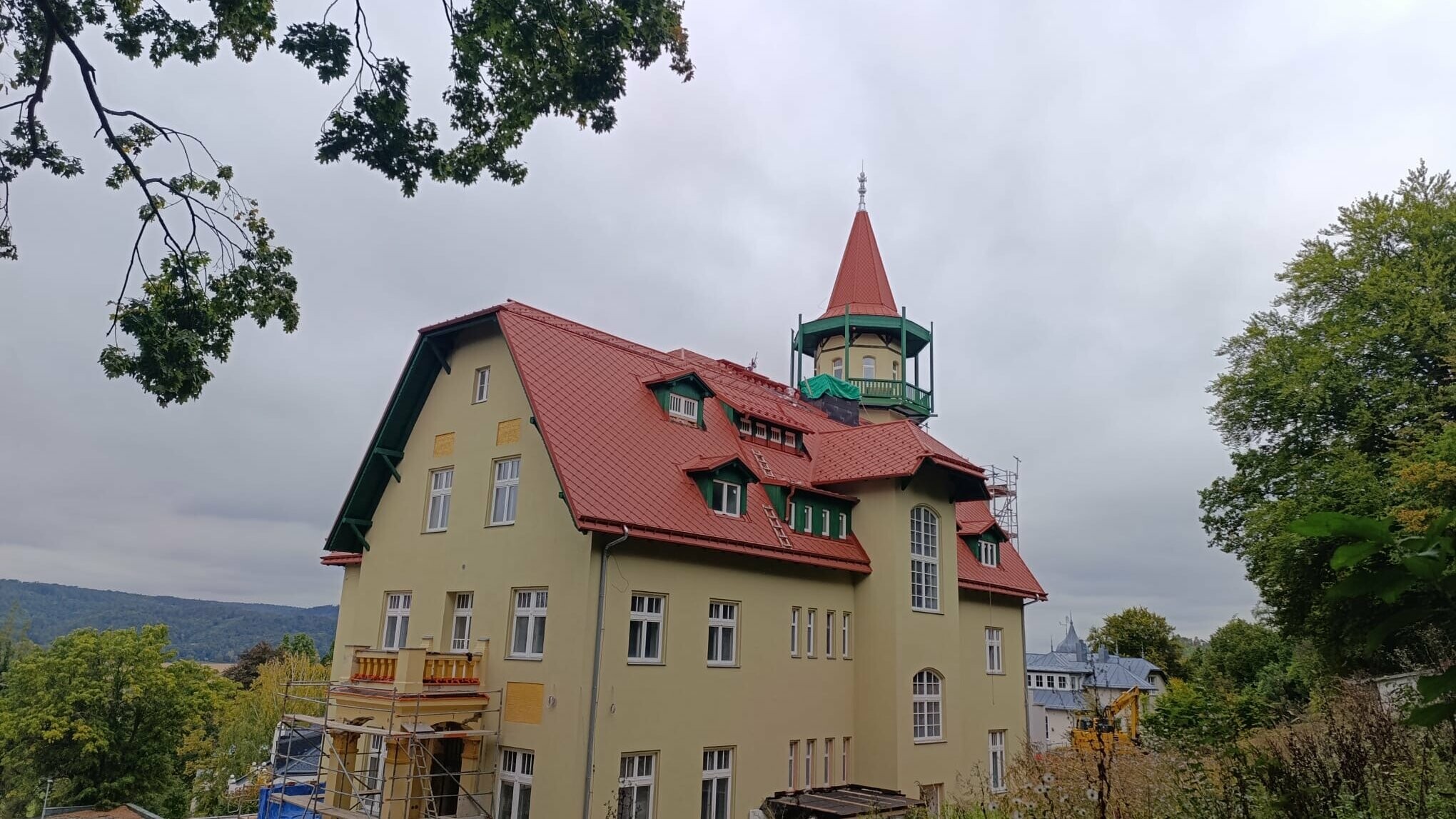 Pohled na domov seniorů s novým střešním pláštěm z PREFA falcovaných šablon 29 x 29 