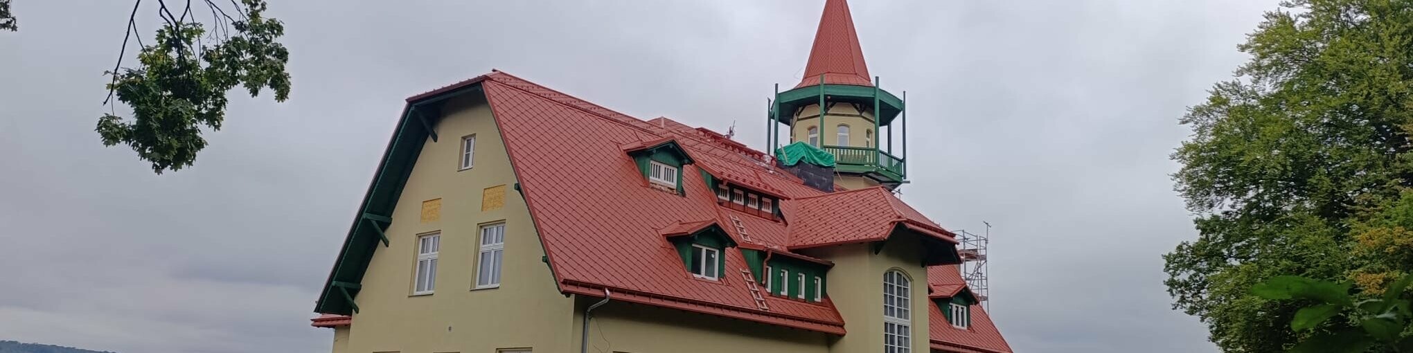 Pohled na domov seniorů s novým střešním pláštěm z PREFA falcovaných šablon 29 x 29 