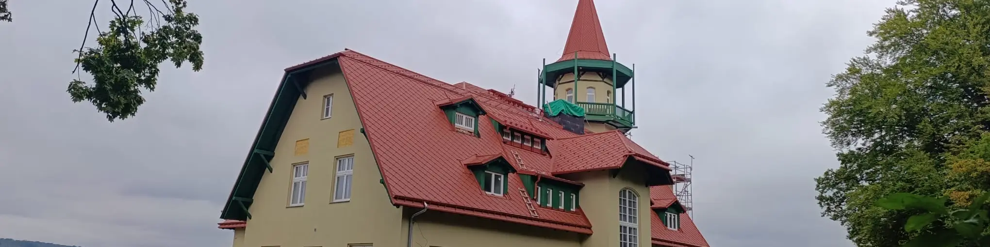 Pohled na domov seniorů s novým střešním pláštěm z PREFA falcovaných šablon 29 x 29 
