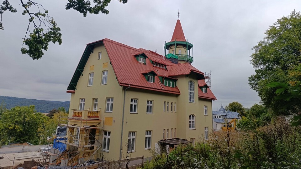 Pohled na domov seniorů s novým střešním pláštěm z PREFA falcovaných šablon 29 x 29 