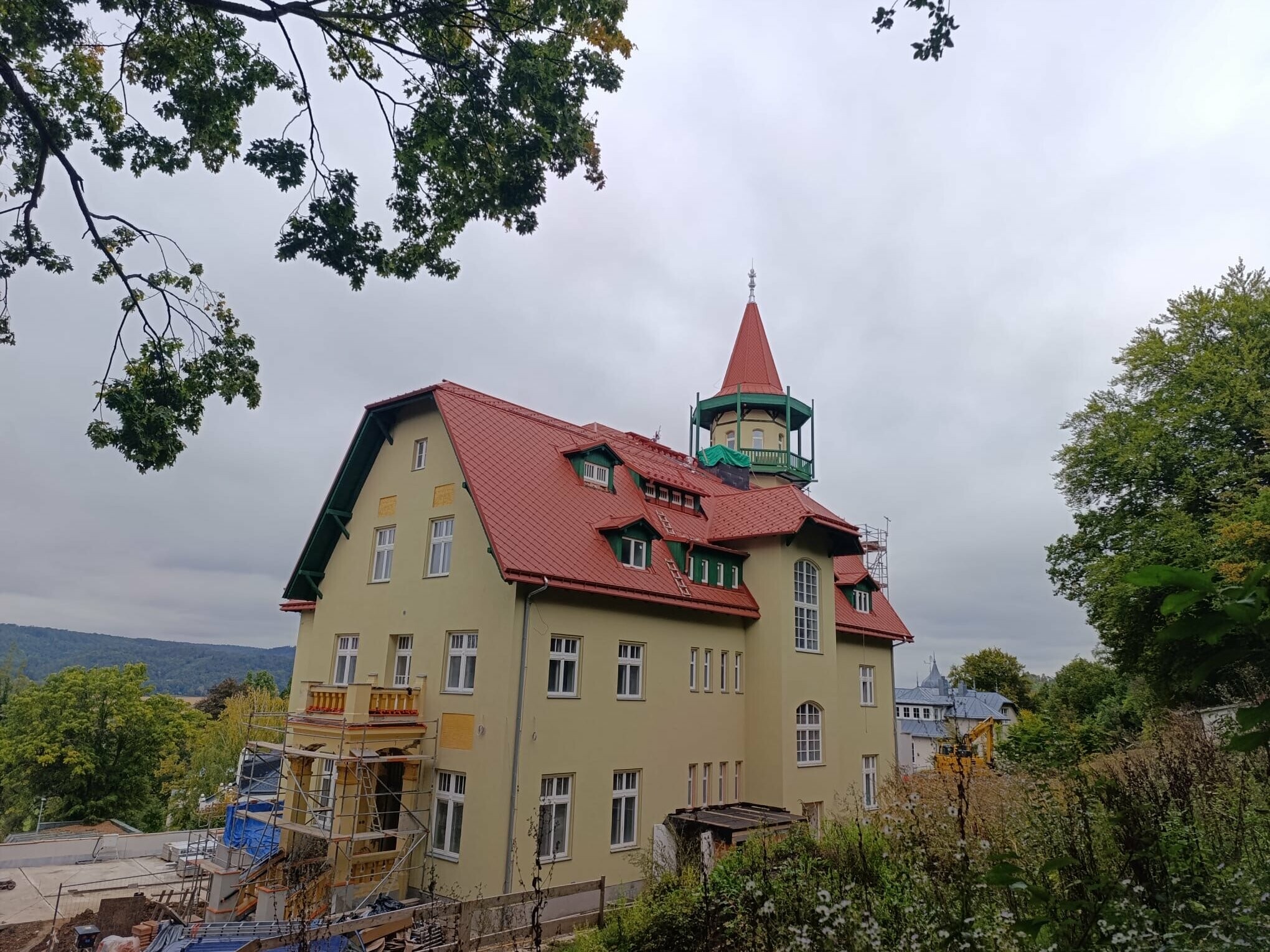 Pohled na domov seniorů s novým střešním pláštěm z PREFA falcovaných šablon 29 x 29 