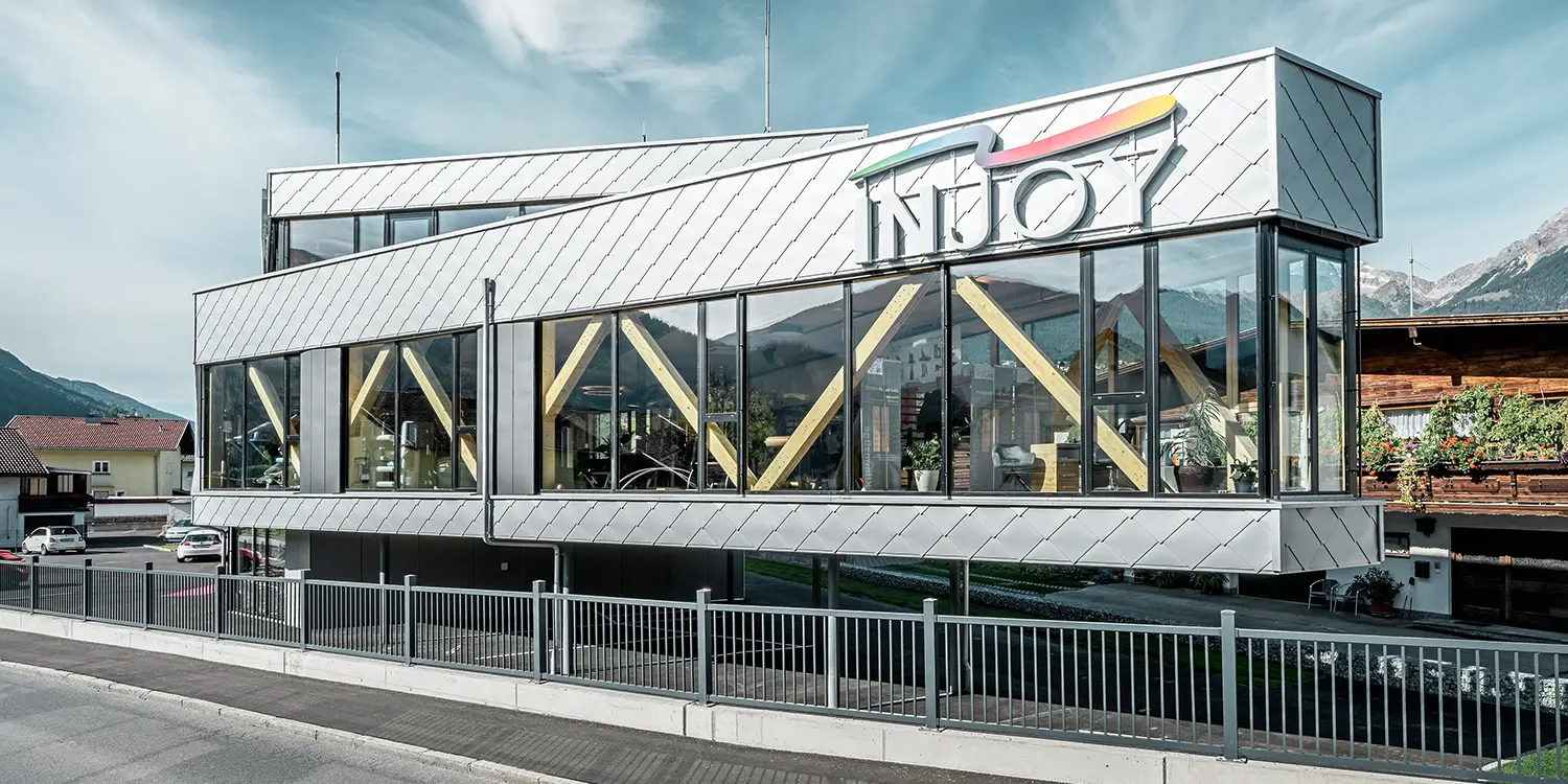 Pohled na budovu fitness centra - fasádní šablony 44 x 44 od PREFA propůjčují objektu nadčasový vzhled