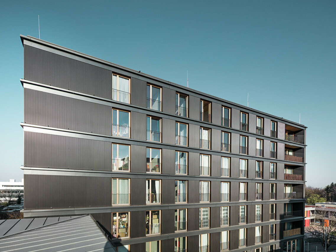 Obrázek multifunkční budovy s hliníkovou fasádou z vlnitého profile - Profilwelle ve Freiburgu v Německu.