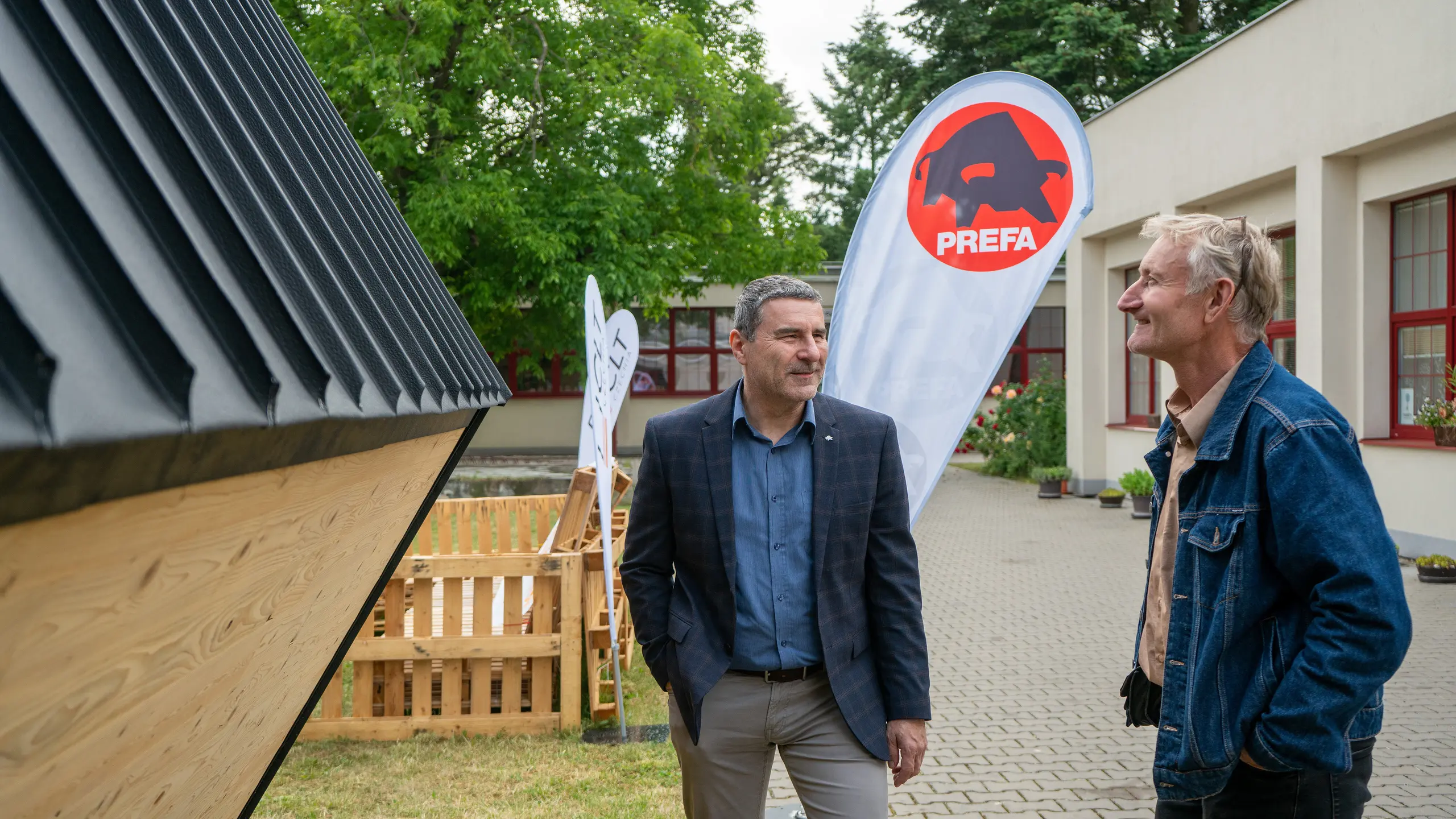 Školitel Josef Albl vpravo a prokurista Aleš Slivka - oba z firmy PREFA v ČR