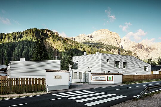 Čtyři nové budovy logistického a školicího centra „Villaggio Alpino Tempesti“, zasazené do působivého horského pozadí, kombinují alpskou scenérii s moderní architekturou. Precizně instalované hliníkové pásy PREFALZ v barvě P.10 prefa bílé zajišťují čisté linie, vysokou odolnost a klimatické výhody. Představují funkční designový prvek v srdci Jižního Tyrolska. Příjezdové cestě k moderním kasárnám předchází silnice s přechody pro chodce.
